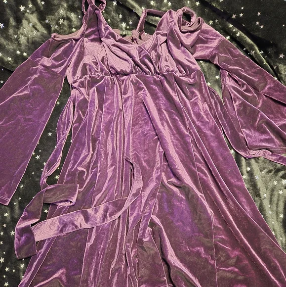 Torrid Mini Velvet Cold-Shoulder Surplice Dress 1x plus size - Picture 4 of 5